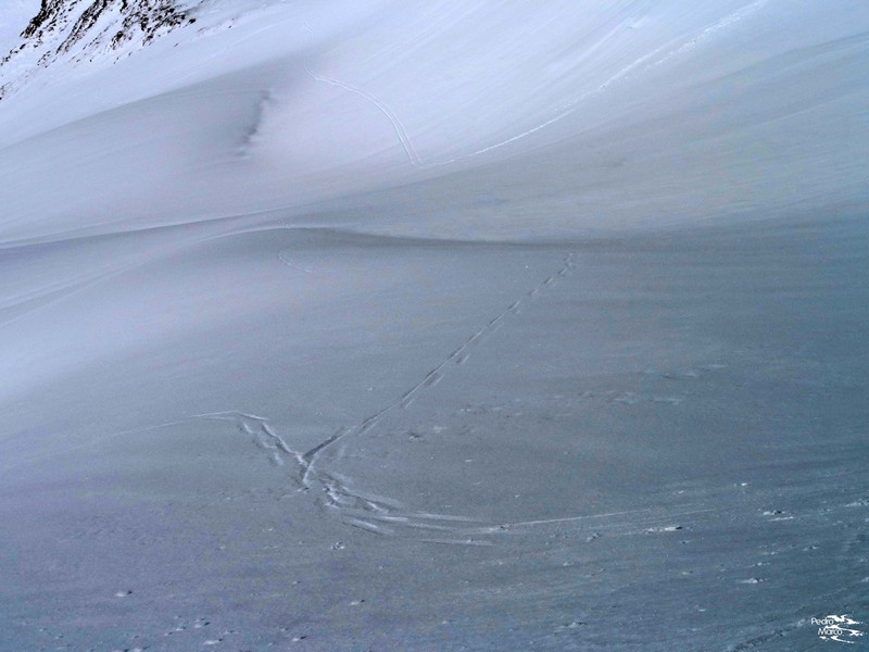 La nieve dura, pero permite que se marquen las huellas de os esquís en las zonas soleadas