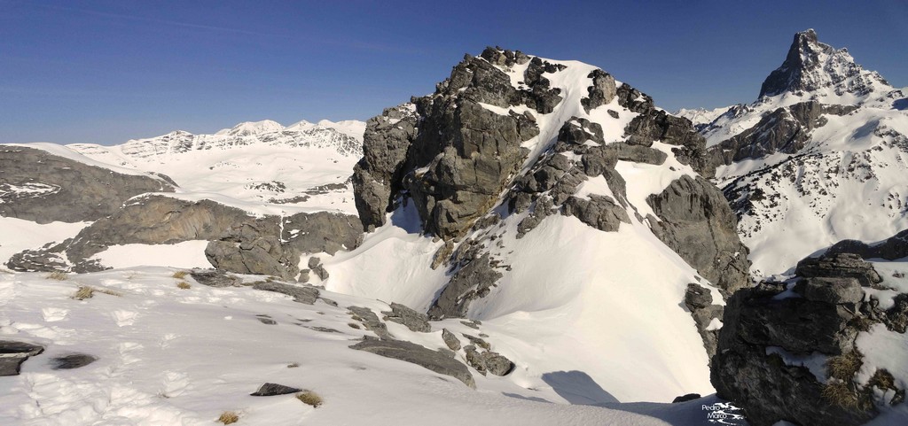 La cima del Caillabet de Rebec, con el Midi d' Ossau detrás