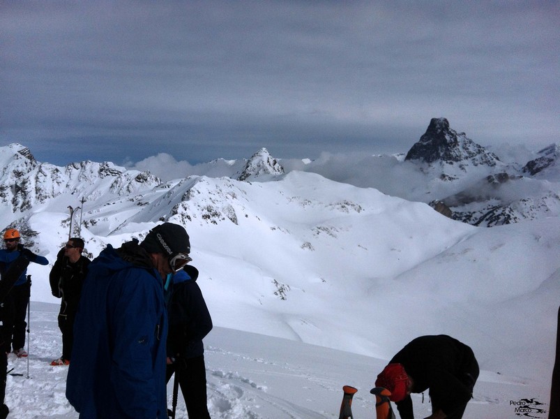 Vista del Midi d'Ossau desde la cima del Pico Belonseiche