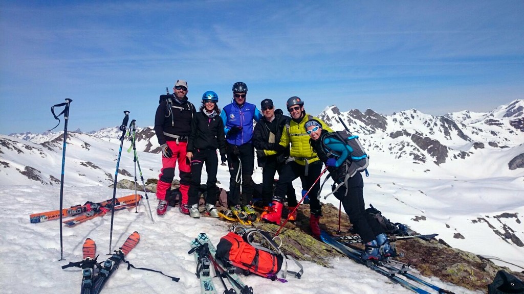 Foto de grupo, en la cima del Pico Astún