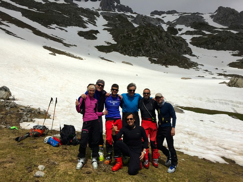 Foto de grupo, tras haber bajado esquiando