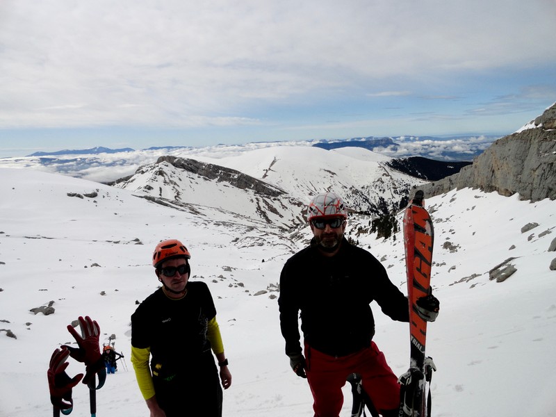 Oscar y Yeyo quitando esquís y poniendo crampones