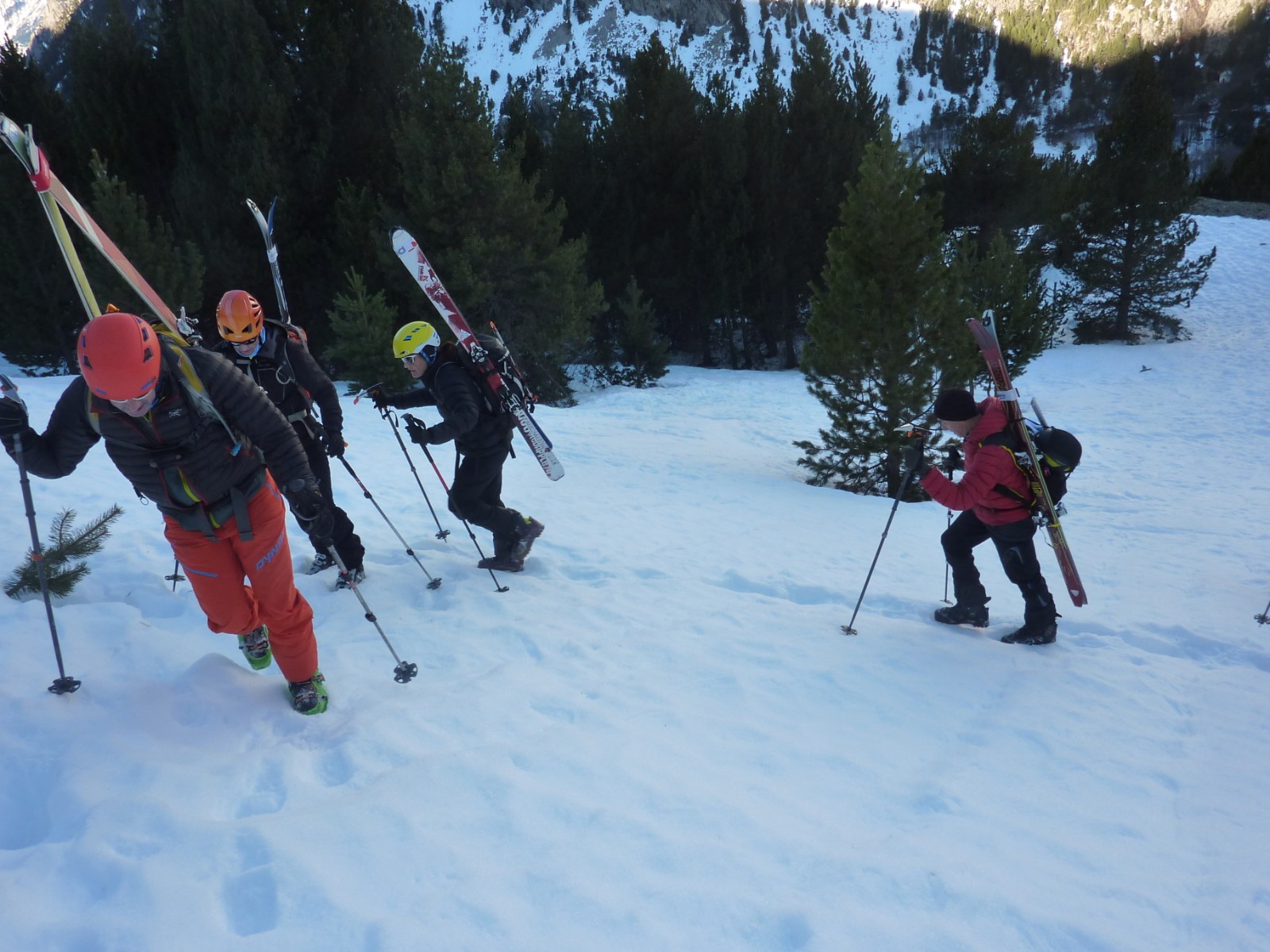 Primer tramo de porteo de esquís, a la salida del Balneario